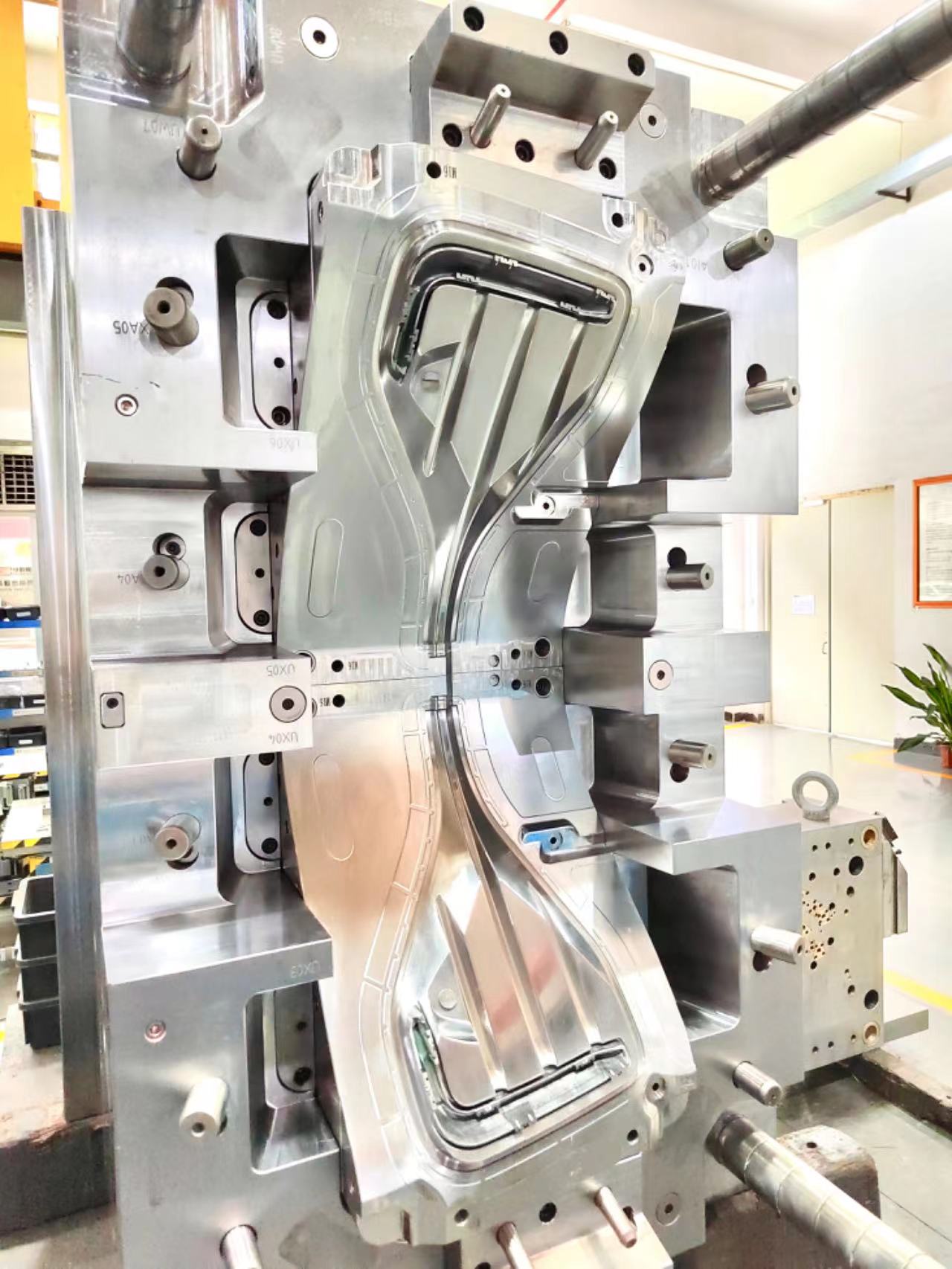 Why Are More OEMs Switching to Customized Plastic Mold Solutions?